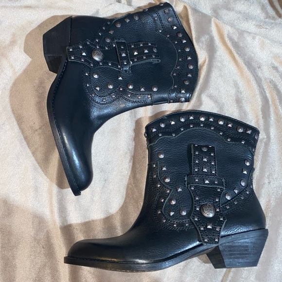 Vince Camuto Shoes - Vince Camuto Distressed Leather Mid Calf Black women’s size 8 🆕